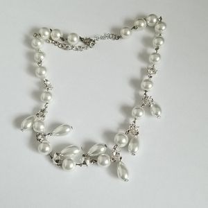 Peral bead necklace with rhinestones